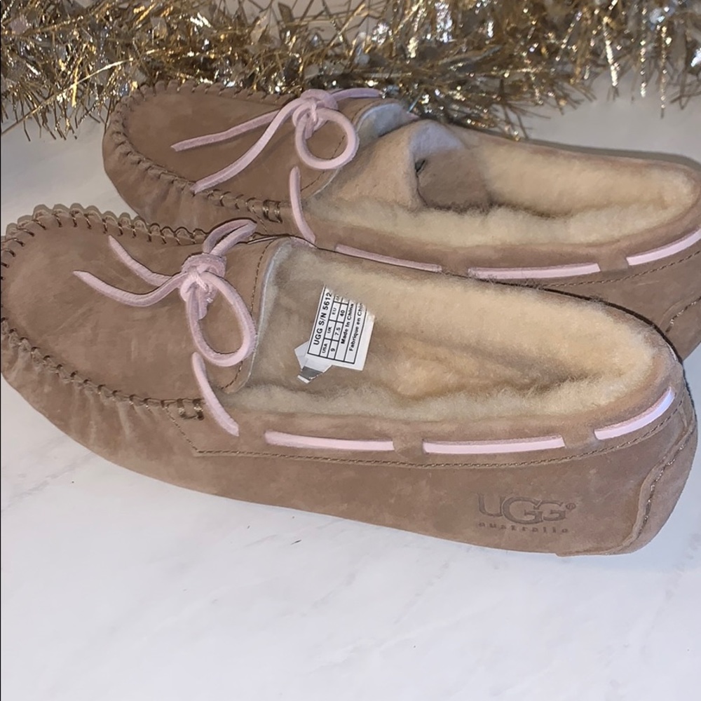 UGG DAKOTA SIZE 9 color TAB